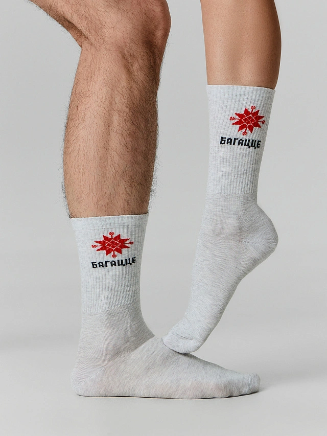 Носки высокие светло-серые с принтом орнамента и надписи