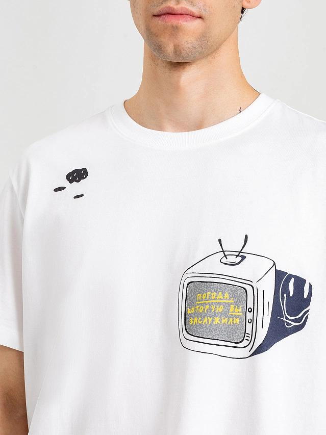 Футболка мужская белая с принтом и надписью "Погода, которую вы заслужили" - 4