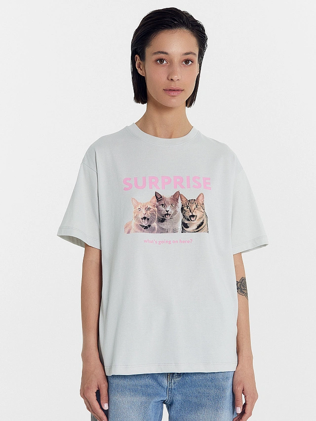 

Футболка женская серая с принтом "surprise what's going on here", Холодный лед +печать, 24-28199П-0