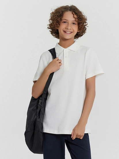 картинка Поло для мальчиков в белом цвете от магазина одежды для мальчиков от бренда Mark Formelle