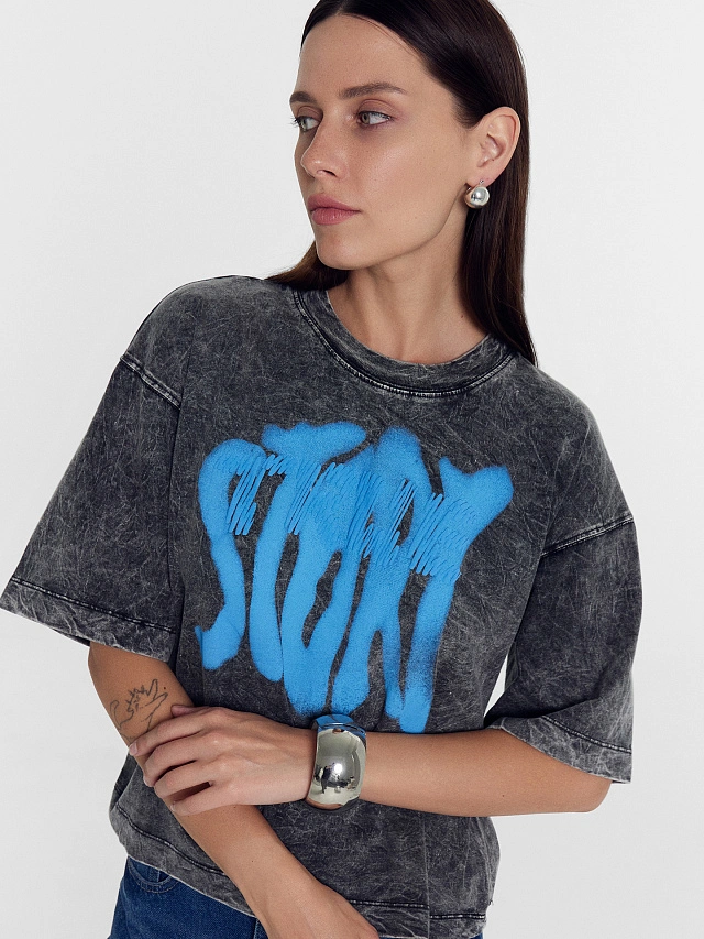 Футболка женская черная с дизайнерским принтом - 5