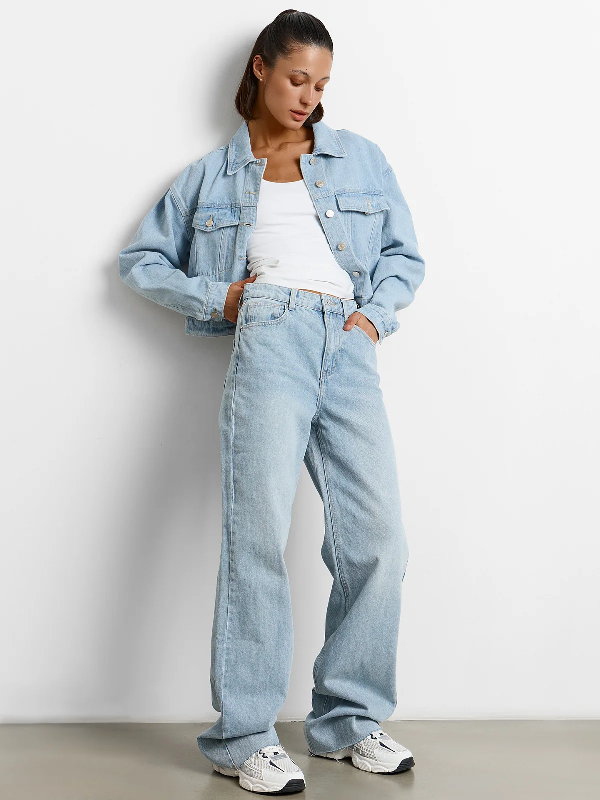 Брюки женские джинсовые wide leg в светло-голубом цвете - 7