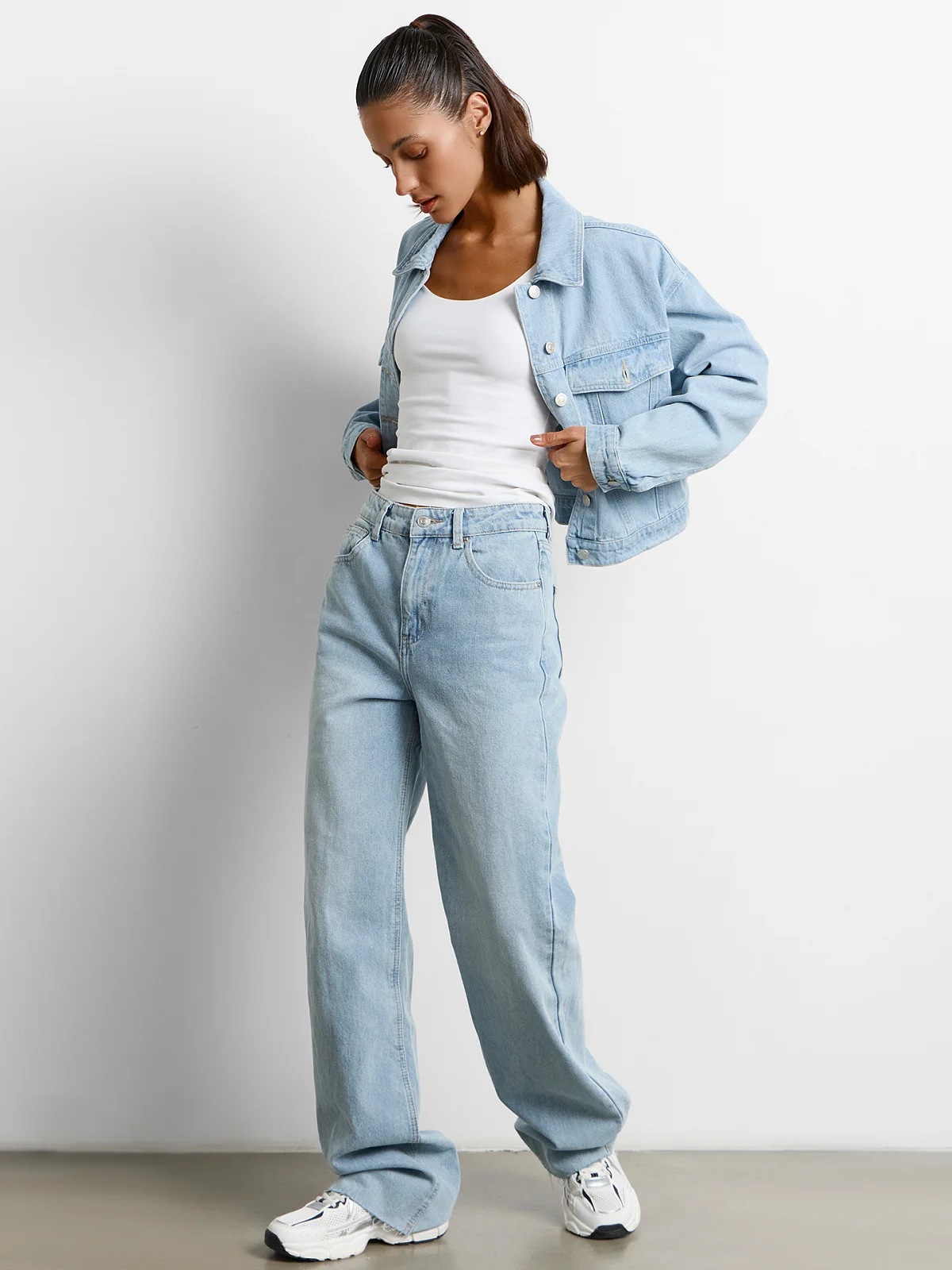 Брюки женские джинсовые wide leg в светло-голубом цвете - 8