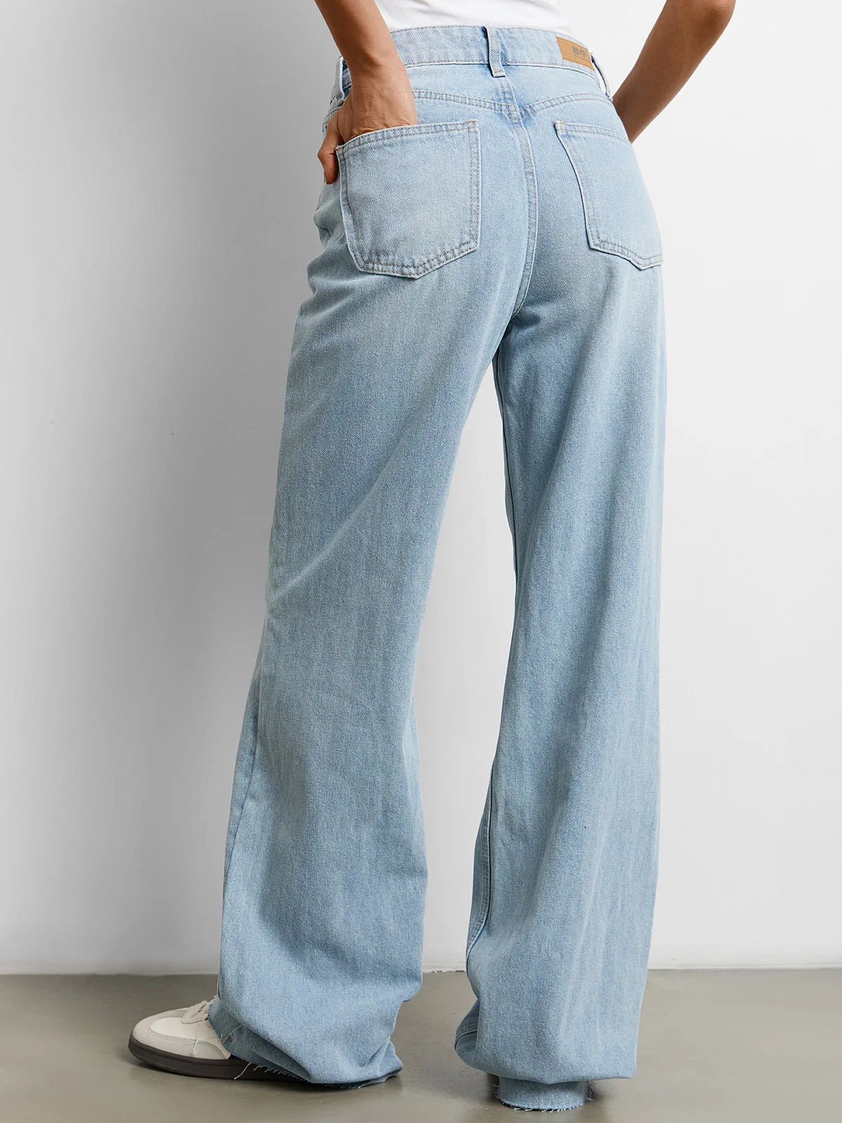 Брюки женские джинсовые wide leg в светло-голубом цвете - 5