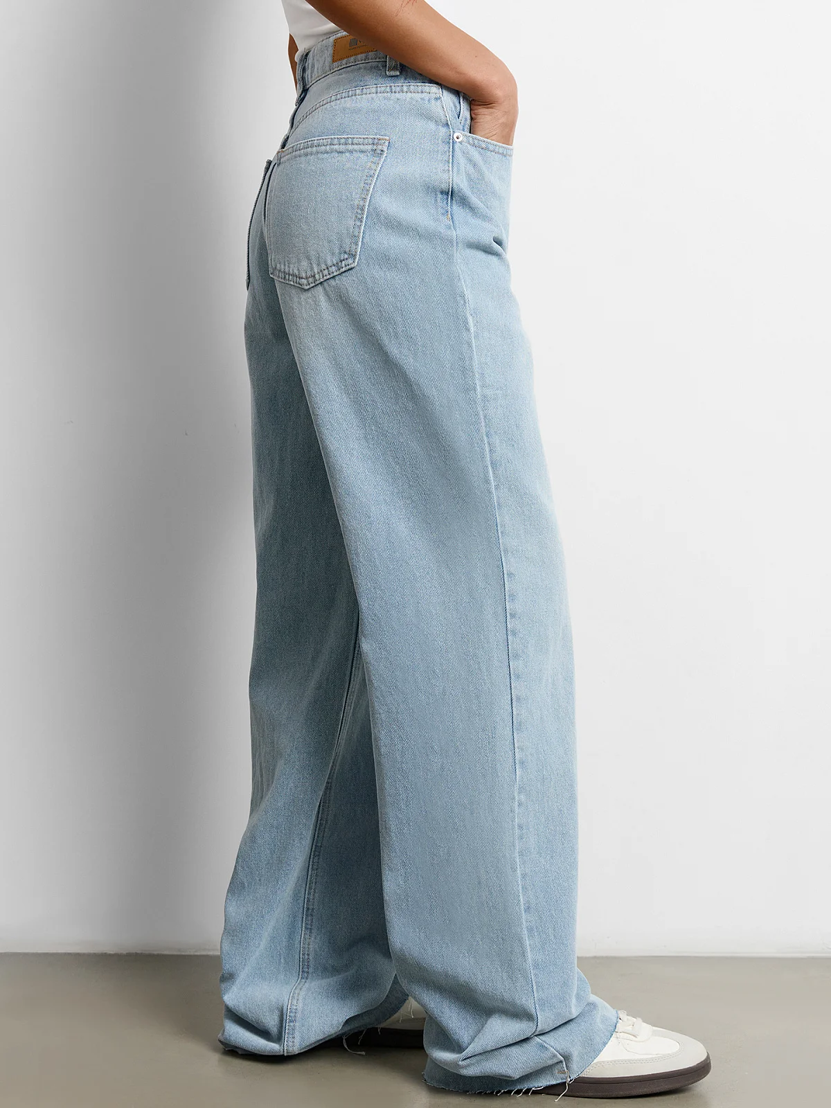 Брюки женские джинсовые wide leg в светло-голубом цвете - 4
