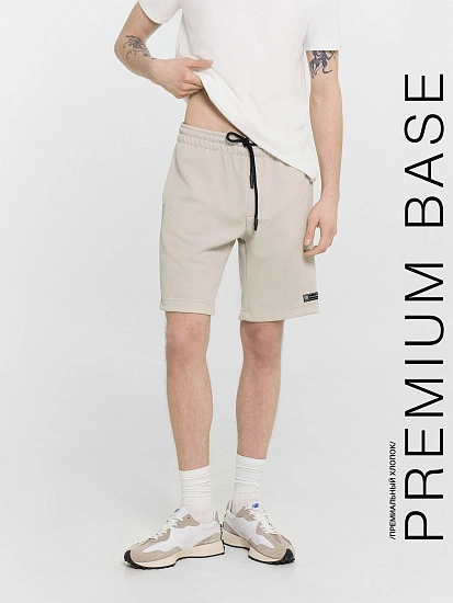 картинка Шорты мужские бежевые с нашивкой  от магазина мужской одежды Mark Formelle