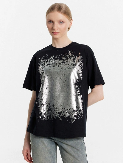 картинка Футболка женская черная с серебристым принтом  от магазина стильной одежды Mark Formelle