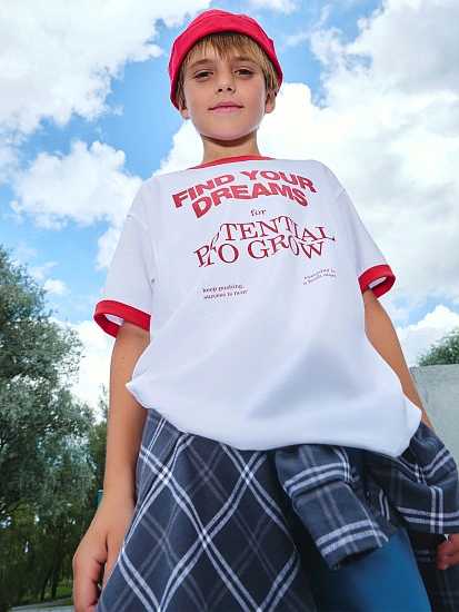 картинка Футболка для мальчиков белая с надписью "Find your dreams" от магазина одежды для мальчиков от бренда Mark Formelle