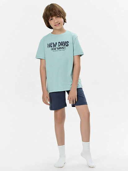 картинка Комплект домашний для мальчиков зеленый с надписью "new days" от магазина одежды для мальчиков от бренда Mark Formelle