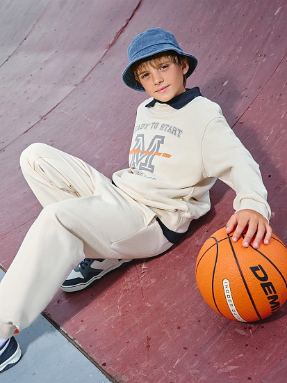 картинка Комплект для мальчиков бежевый с надписью "ready to start" от магазина одежды для мальчиков от бренда Mark Formelle