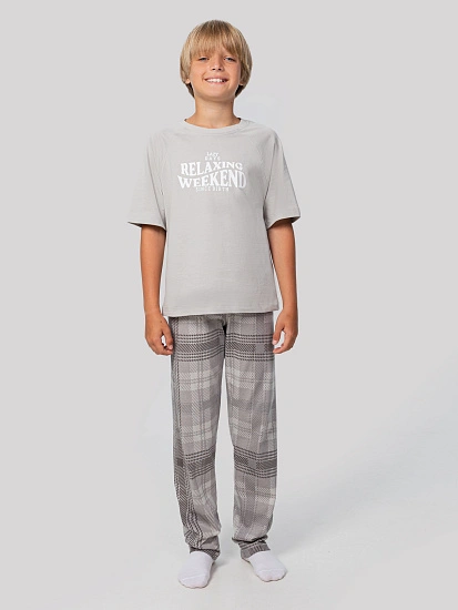картинка Комплект домашний для мальчиков серый с надписью "relaxing weekend" от магазина одежды для мальчиков от бренда Mark Formelle