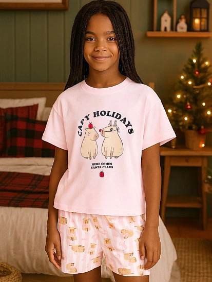 картинка Комплект домашний для девочек с надписью "Capy Holidays" от известного бренда одежды для девочек Mark Formelle
