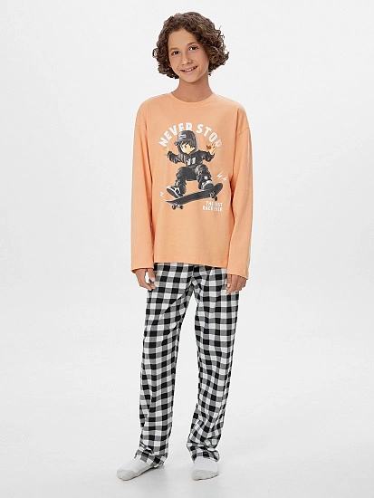 картинка Комплект для мальчиков с надписью "Never stop" от магазина одежды для мальчиков от бренда Mark Formelle