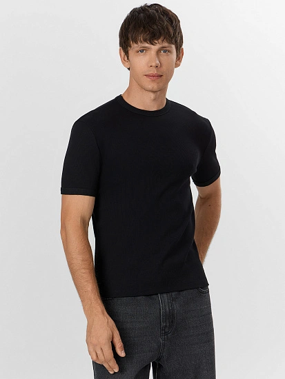 картинка Футболка мужская черная от магазина мужской одежды Mark Formelle