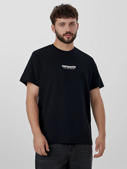 картинка Футболка мужская черная с надписью "Лучше поздно..." от магазина мужской одежды Mark Formelle