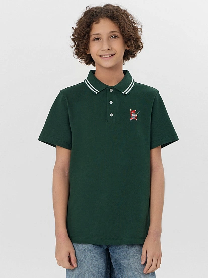 картинка Поло для мальчиков зеленое с новогодним принтом от магазина одежды для мальчиков от бренда Mark Formelle