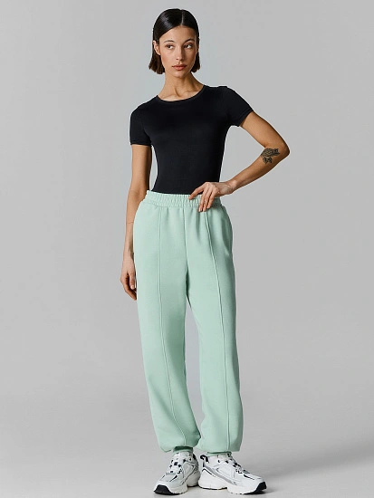 картинка Брюки спортивные женские зеленые от магазина стильной одежды Mark Formelle