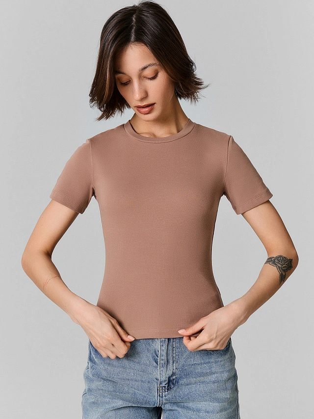 Джемпер женский коричневый прилегающего силуэта