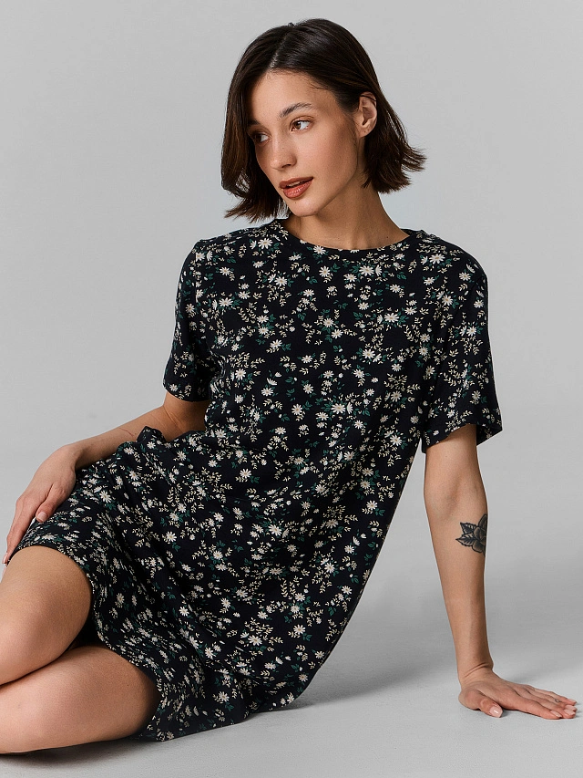 Сорочка домашняя женская черная с цветочным принтом оверсайз