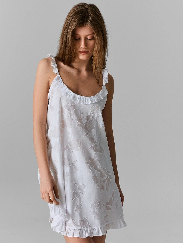 Сорочка домашняя женская белая с рюшами и цветочным принтом