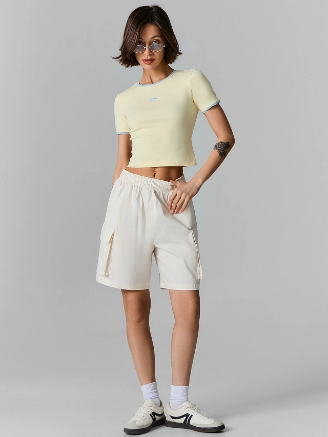 Шорты женские молочные с накладными карманами