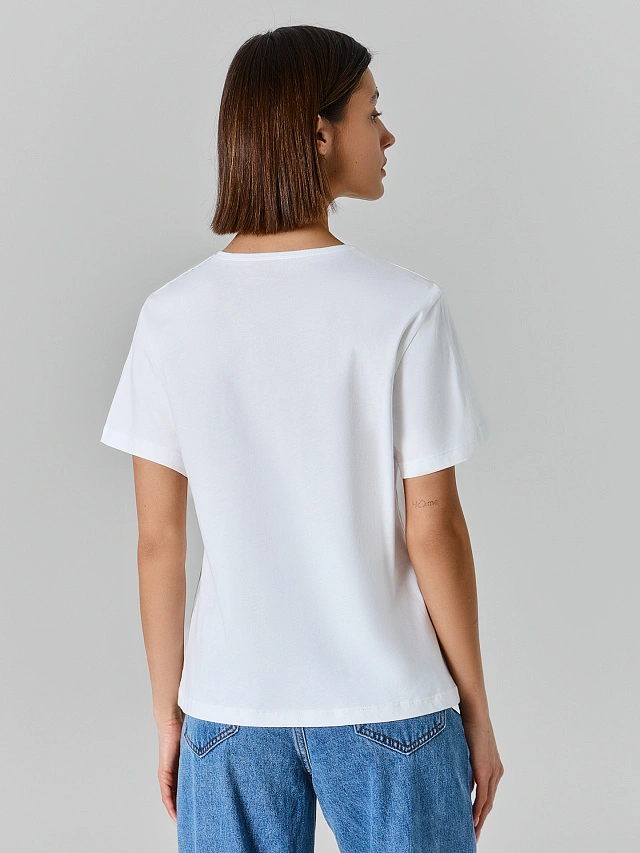 Футболка женская белая с принтом и надписью прямого кроя - 3