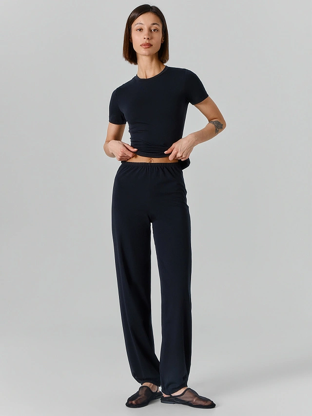 Комплект женский черный с брюками-джоггерами и джемпером - 3