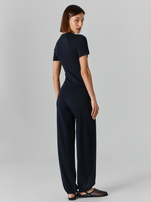 Комплект женский черный с брюками-джоггерами и джемпером - 5