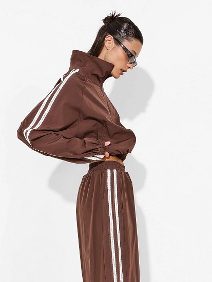 картинка Ветровка женская коричневая с эластичным поясом от магазина стильной одежды Mark Formelle
