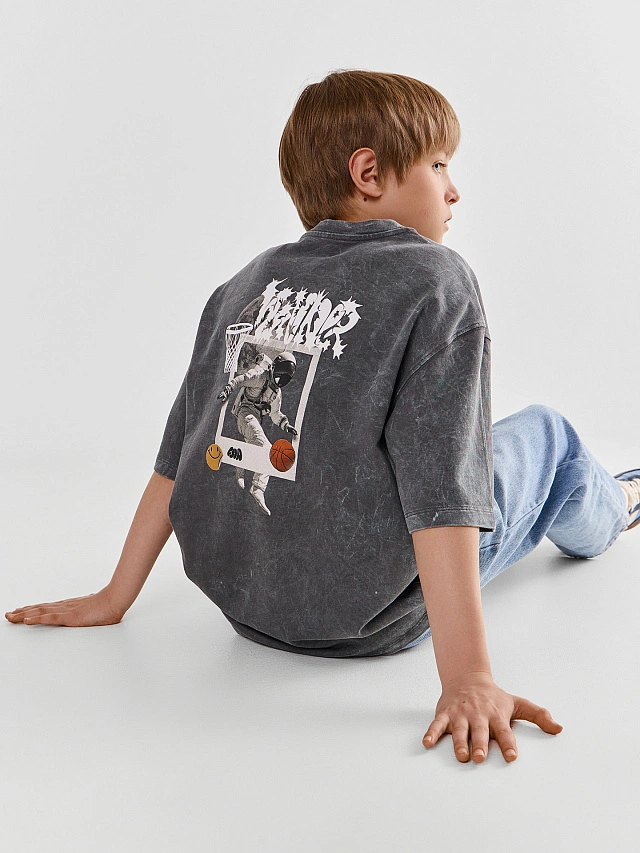 Футболка для мальчиков серая с принтом на спине из хлопка