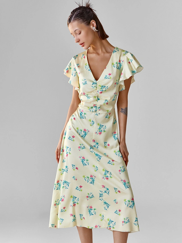 Платье женское желтое миди с цветочным узором и драпировкой