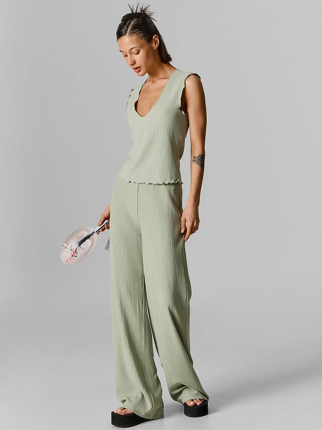 Брюки женские зеленые прямого кроя