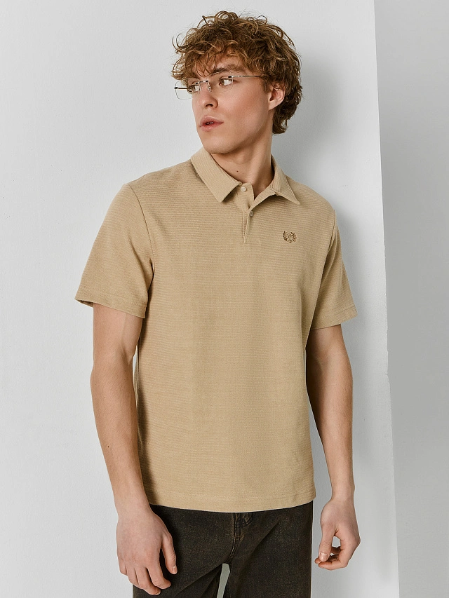 Поло мужское бежевое с вышивкой на груди