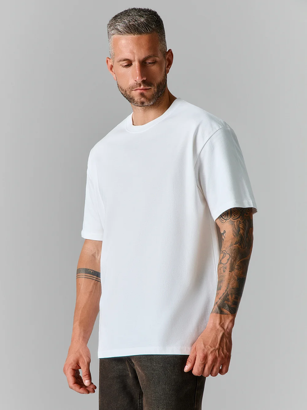 картинка Футболка мужская белая базовая от магазина мужской одежды Mark Formelle